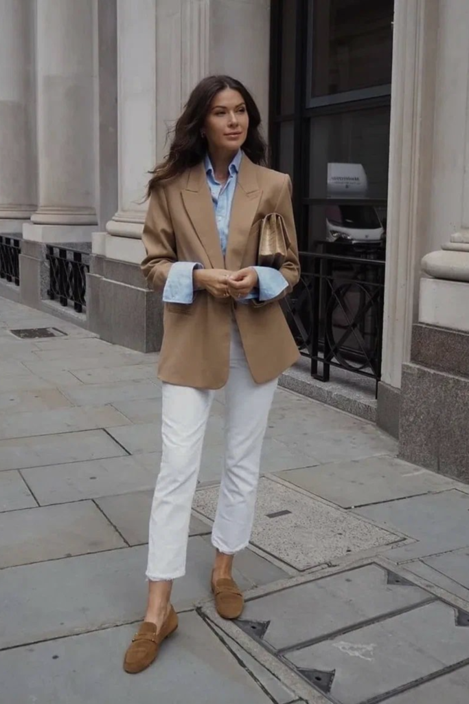 eleganța femeii la 40 de ani în ținută minimalistă