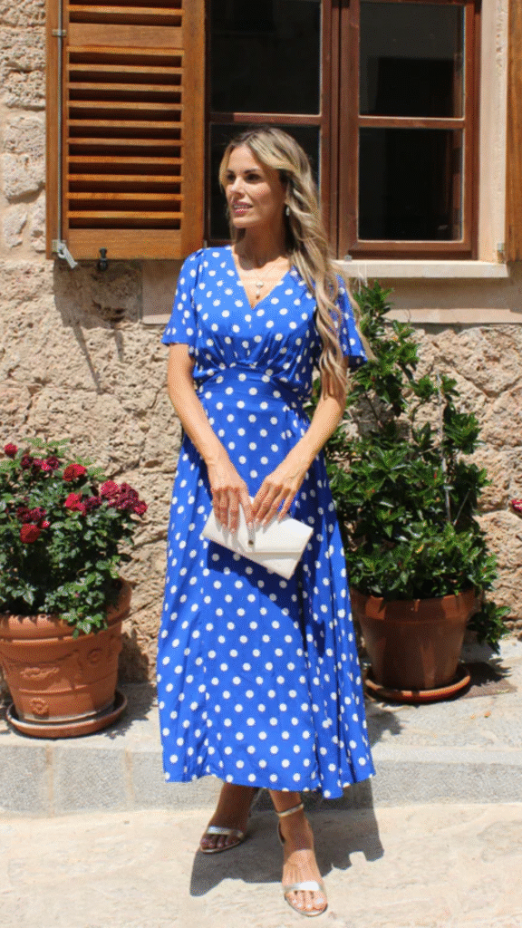 Rochie albastra cu buline pentru femei peste 30 de ani – vară 2025